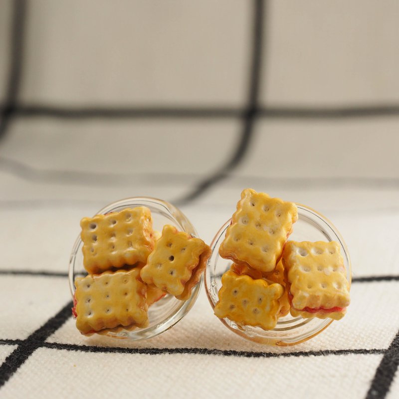 爱家作- OMYWAY 很想吃 草莓夹心饼干粘土耳环耳夹 - 耳环/耳夹 - 玻璃 白色