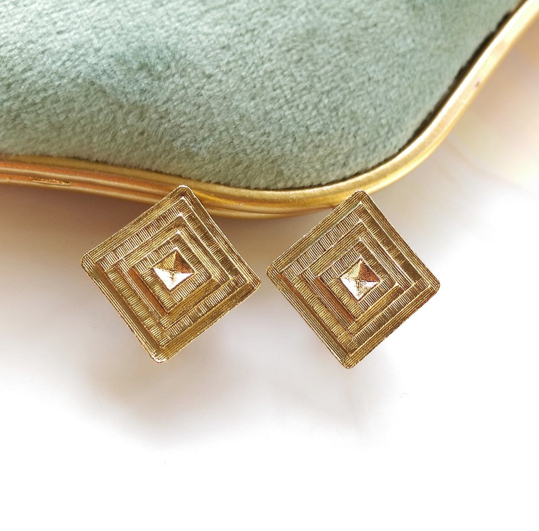 西洋古董饰品。AVON 时尚 摩登 小巧  夹式耳环 - 耳环/耳夹 - 其他金属 金色