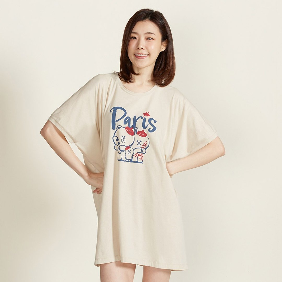 LINE FRIENDS | 好友巴黎网印短袖上衣-奶霜杏 - 女装 T 恤 - 棉 卡其色