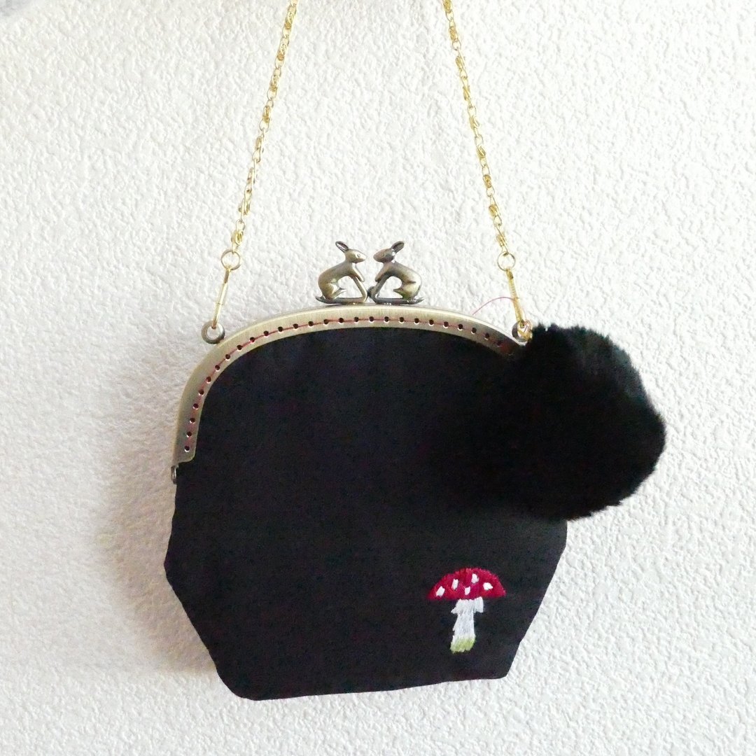 Embroidery shoulder mouthfully mushroom fur - 侧背包/斜挎包 - 棉 黑色