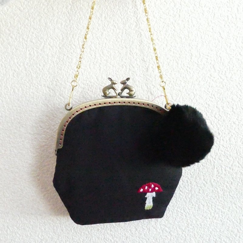Embroidery shoulder mouthfully mushroom fur - 侧背包/斜挎包 - 棉．麻 黑色