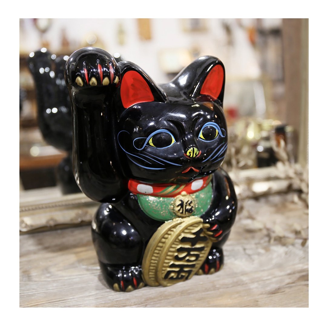 日本老件.昭和时期.高23.5cm陶瓷招财猫.黑色.举右手.生意兴隆 - 储蓄罐 - 陶 