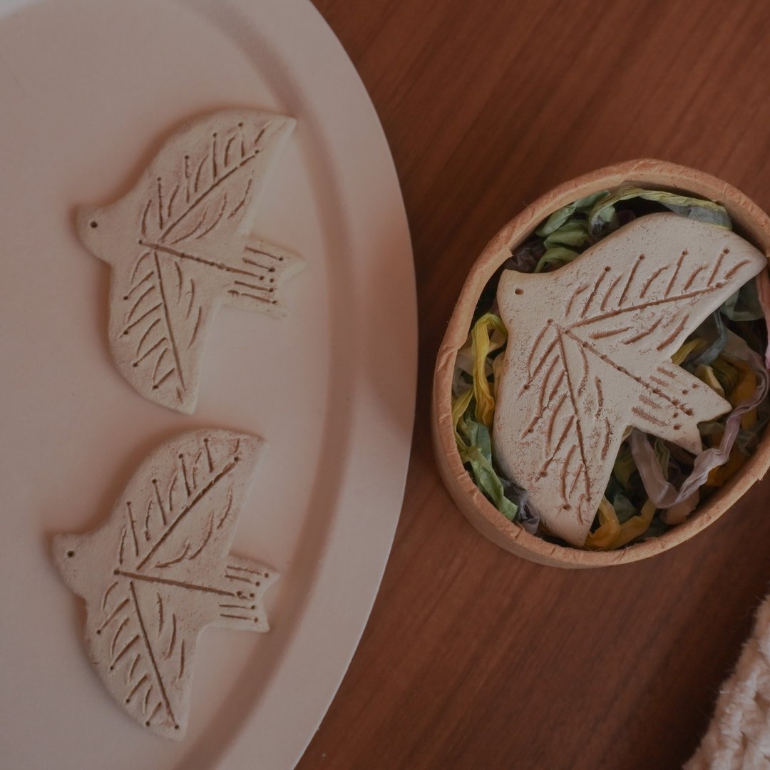 TeaTime 抽象小鳥形胸針 森林小詩 - 胸针 - 粘土 白色