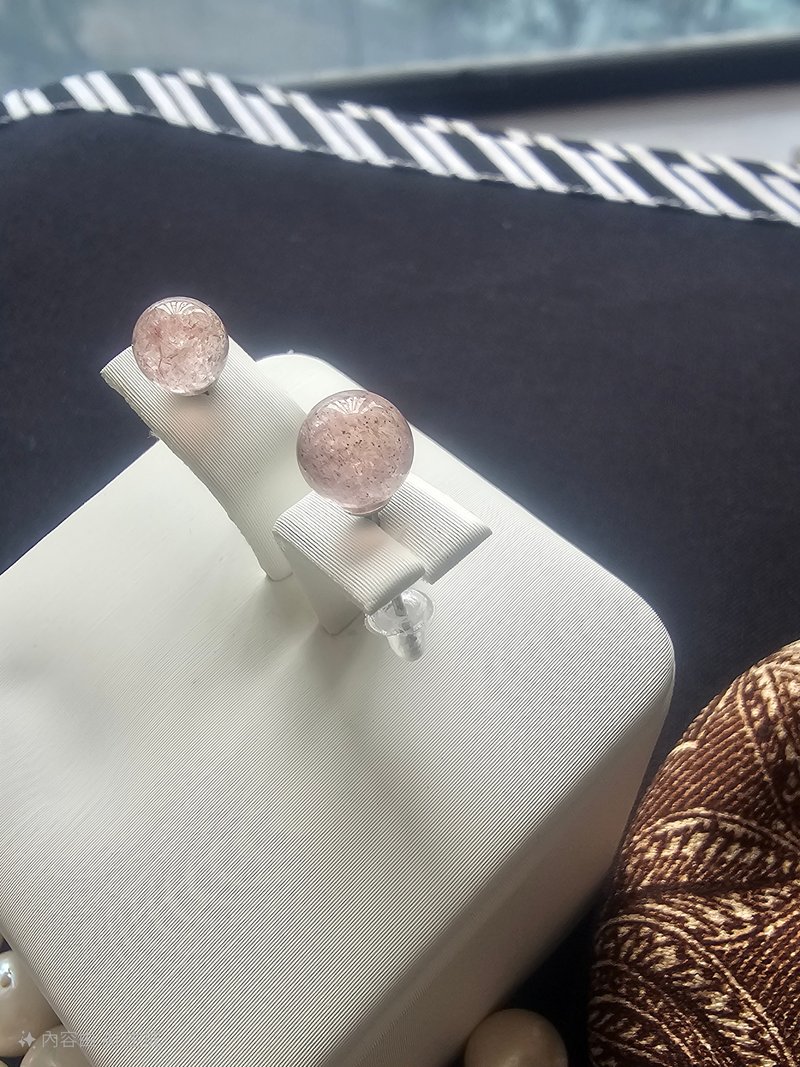 简而美--草莓晶耳环 - 耳环/耳夹 - 半宝石 粉红色