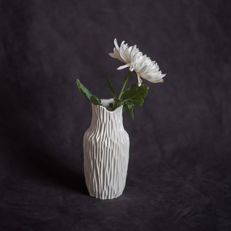 雾的原貌 割纹瓶 小 - 手作花器 - 花瓶/陶器 - 瓷 白色