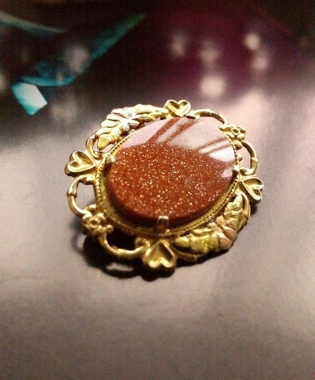 西洋古董饰品。小巧 雕纹框石材 小别针 - 徽章/别针 - 其他金属 金色