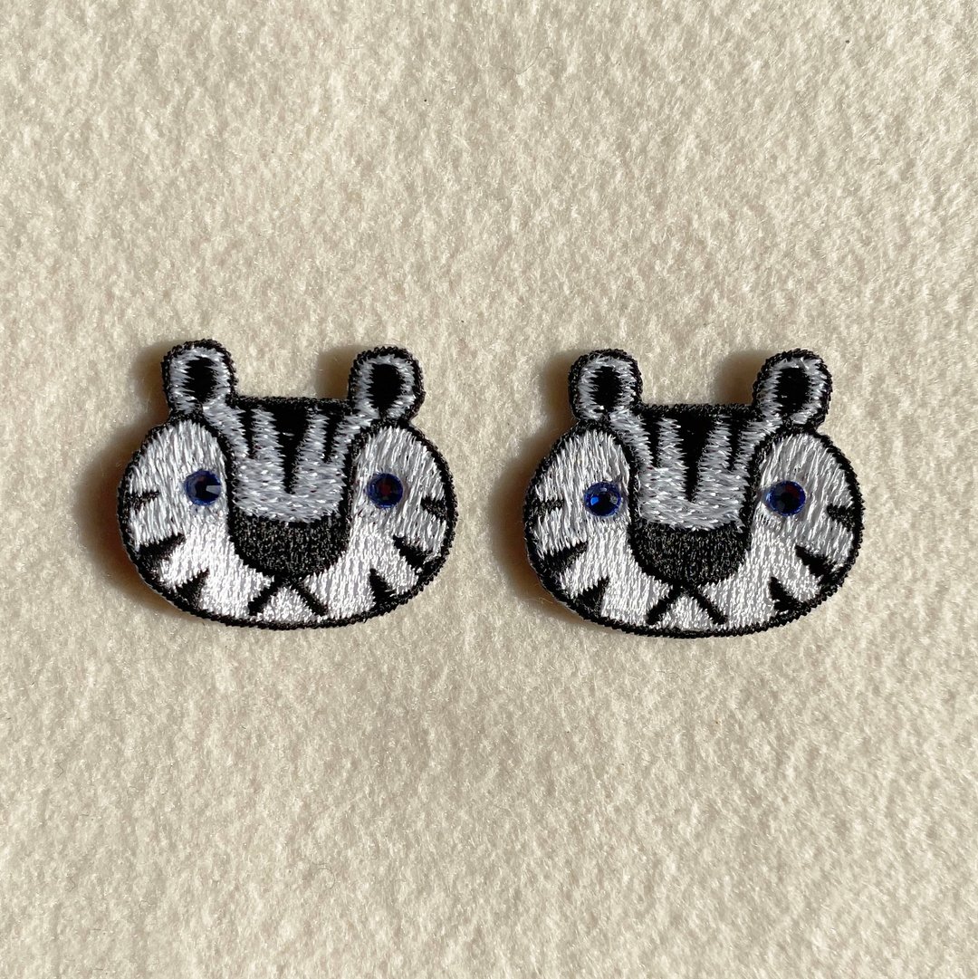 Charms White tiger Embroidered badge - 徽章/别针 - 绣线 白色