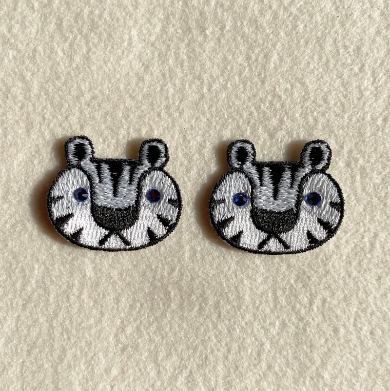 Charms White tiger Embroidered badge - 徽章/别针 - 绣线 白色