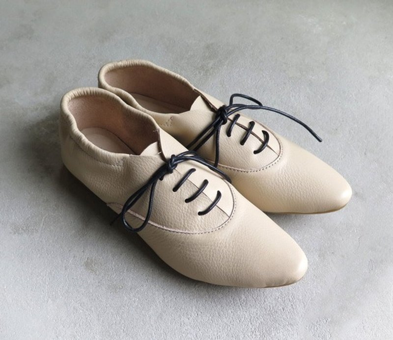 <当作穆勒鞋也很棒>米色皮革鞋款，后跟松紧带设计好穿又好看 - 女款休闲鞋 - 真皮 卡其色