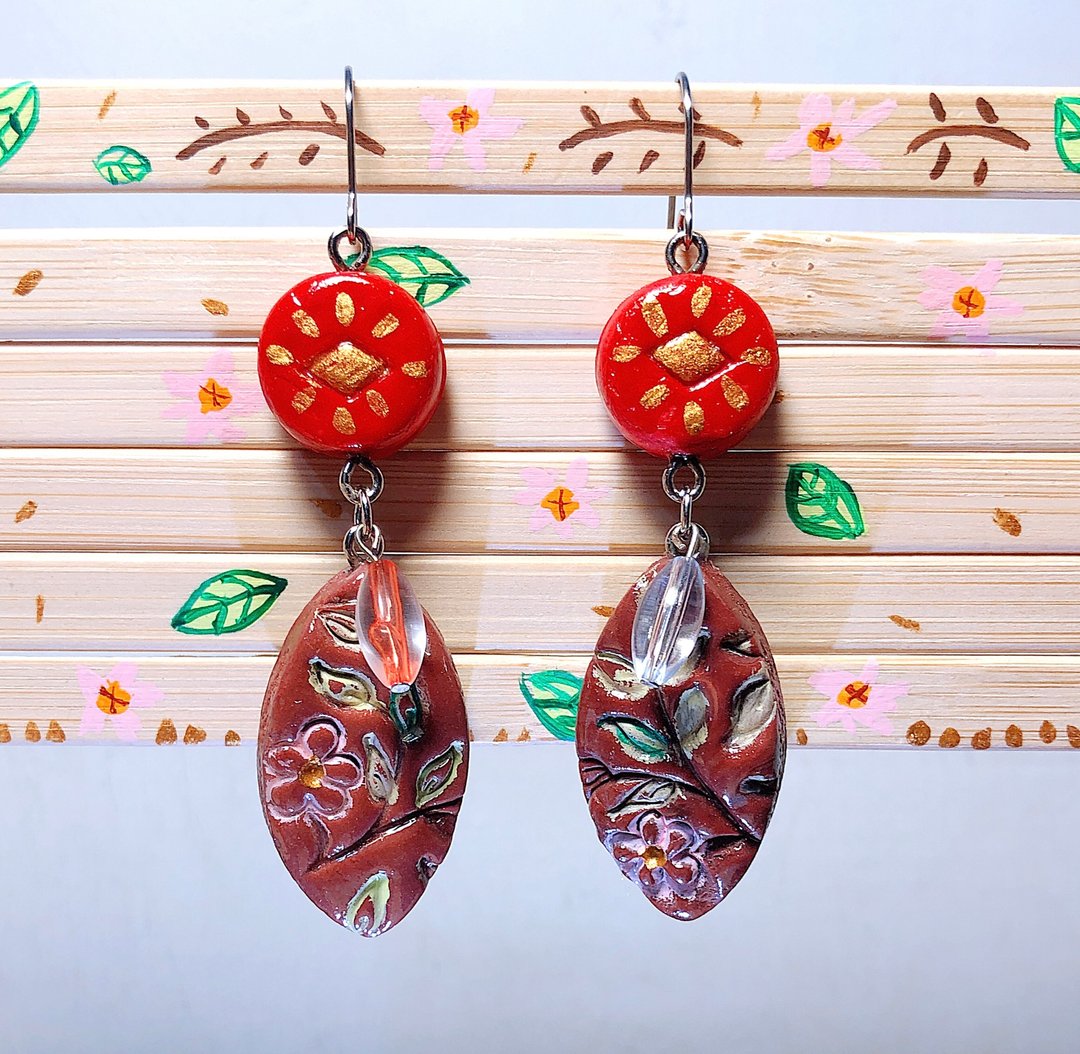 复古红金压花纹 手作黏土耳环 手绘捏制 不锈钢 吊坠款 - 耳环/耳夹 - 粘土 咖啡色