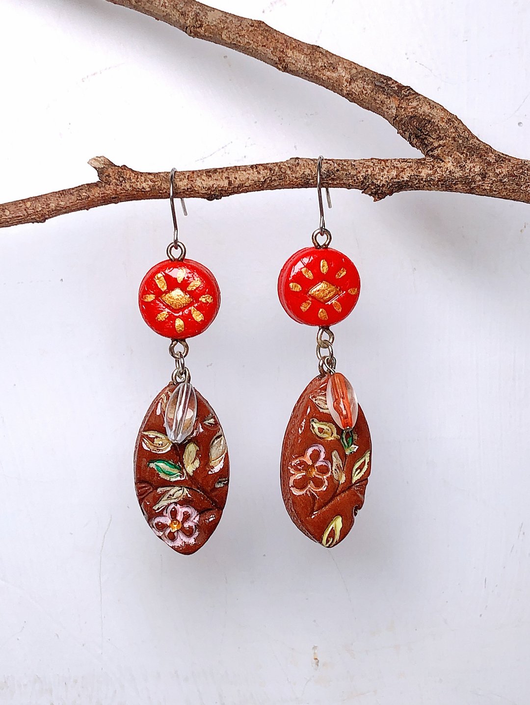 复古红金压花纹 手作黏土耳环 手绘捏制 不锈钢 吊坠款 - 耳环/耳夹 - 粘土 咖啡色
