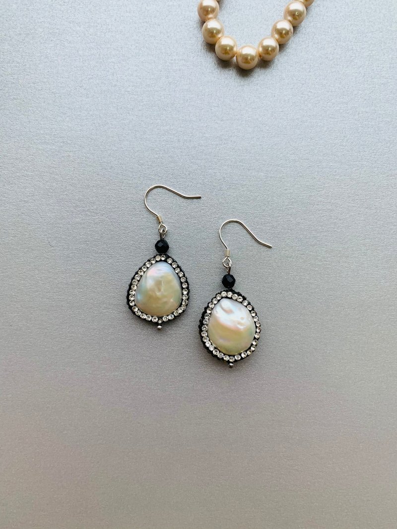 淡水珍珠镶嵌水晶钻、黑玛瑙、925银耳勾 (扁型水滴款) - 耳环/耳夹 - 珍珠 白色