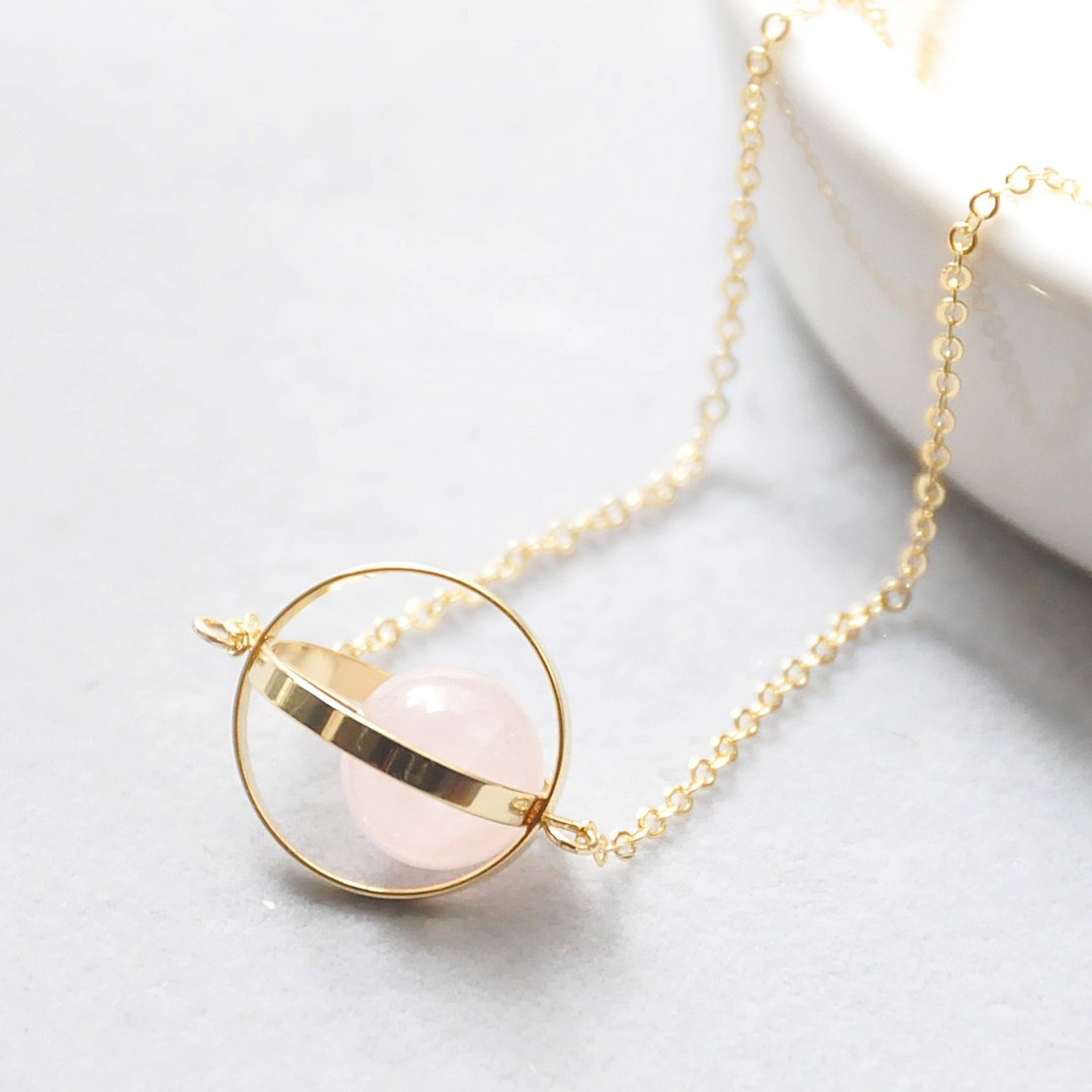 恋爱星球。宇宙。金环。粉晶。项链 Love Planet。Galaxy。Golden Ring。Rose Quartz。Necklace。生日礼物。闺蜜礼物。姐妹礼物 - 颈链 - 宝石 粉红色