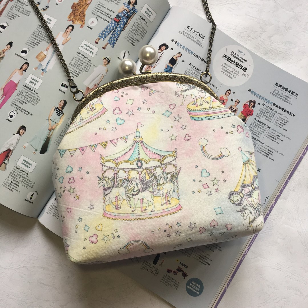 粉色木马珍珠口金斜背包 16CM口金包 日本绝版布  限定商品 - 侧背包/斜挎包 - 棉 