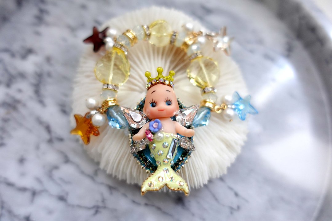 奶黄色美人鱼小婴儿娃娃缀施华洛水晶宝石橡皮筋手链 全手工订制 - 手链/手环 - 其他金属 多色