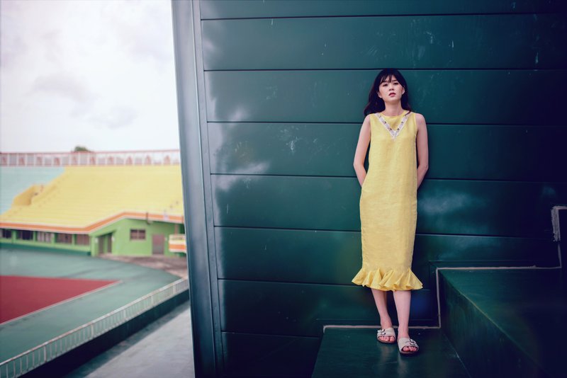 Cornelia 蕾丝镂空波浪开衩洋装 - 洋装/连衣裙 - 棉．麻 黄色