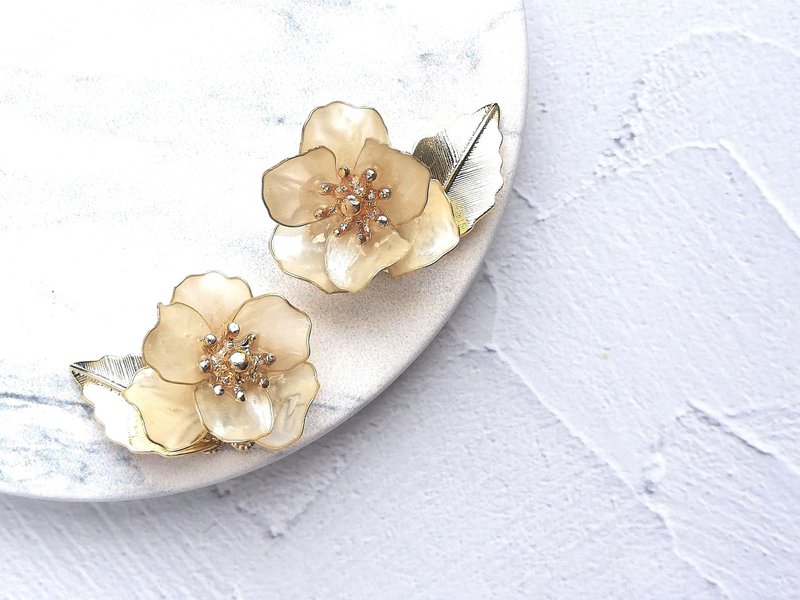 奶茶色海葵 - 耳环/耳夹 - 树脂 白色