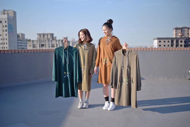 【墨儿推荐】小鸟偷吃米的午后－大地色宽松长版洋装帽T - 女装 T 恤 - 其他材质 卡其色