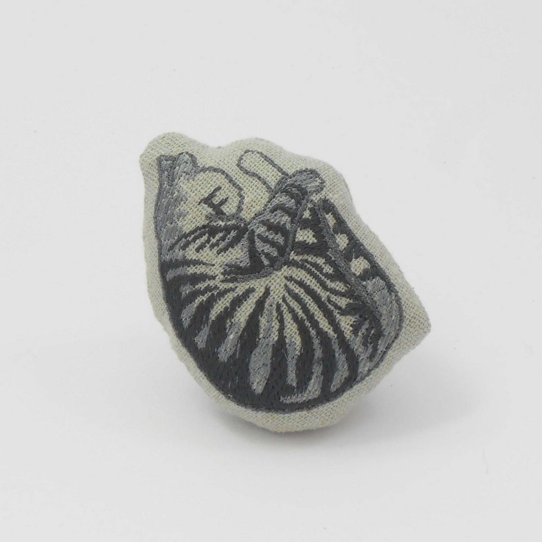 刺绣  猫猫别针02-猫虾球01 - 胸针 - 棉 灰色