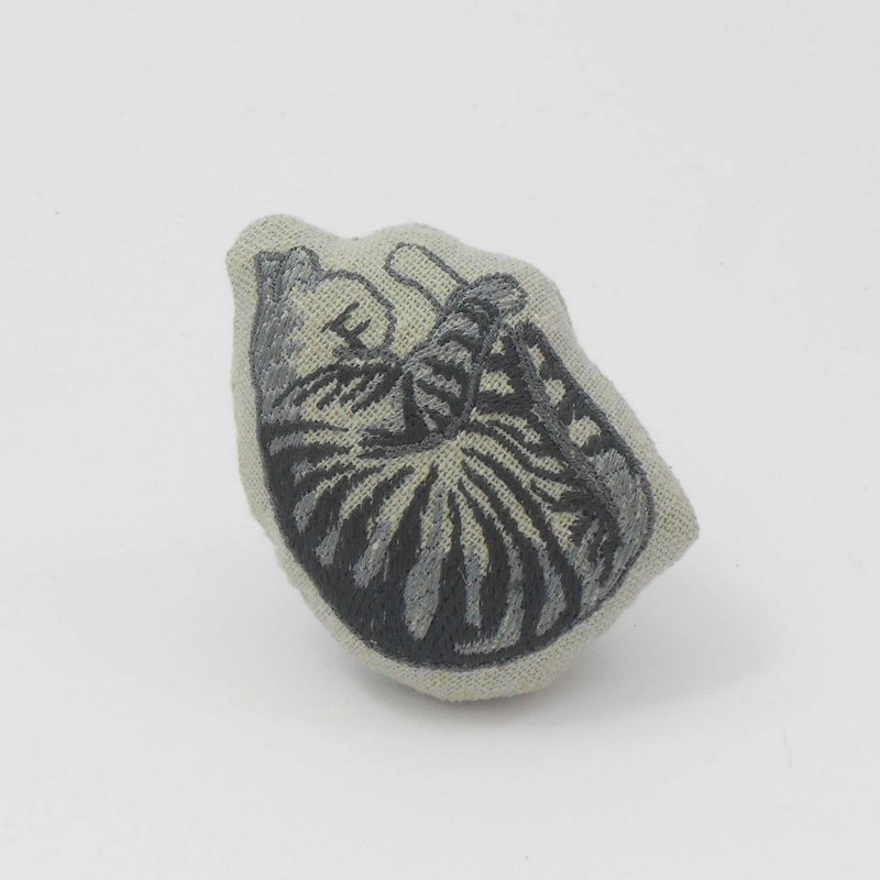 刺绣  猫猫别针02-猫虾球01 - 胸针 - 棉．麻 灰色