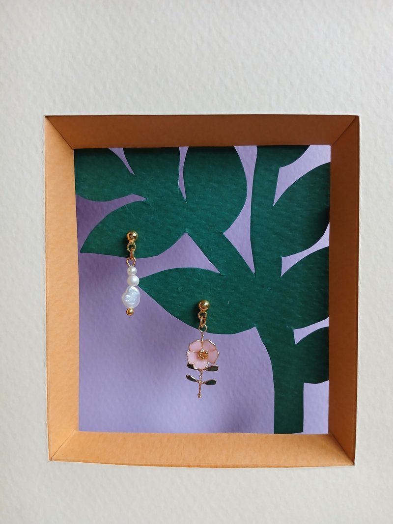 可爱小花耳环(樱花色)单边真珠款式 - 耳环/耳夹 - 铜/黄铜 