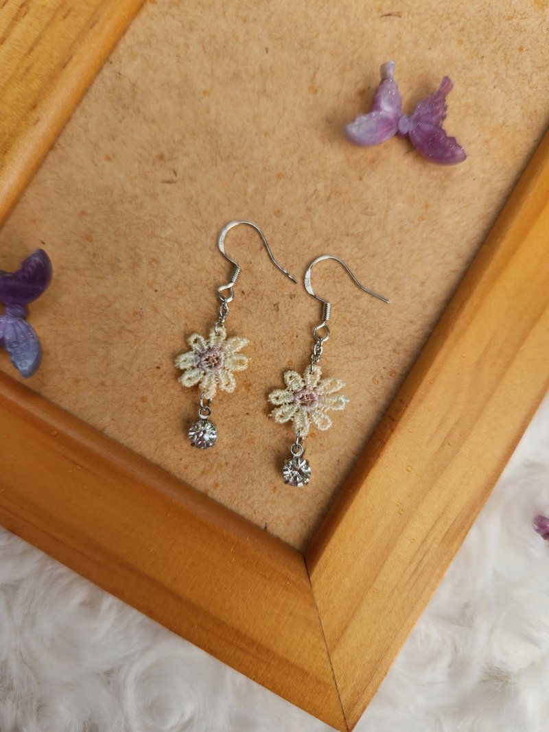 【花片蕾丝系列】淡雅清心耳环-水钻款(纯银耳针/手工渐层染色) - 耳环/耳夹 - 其他材质 