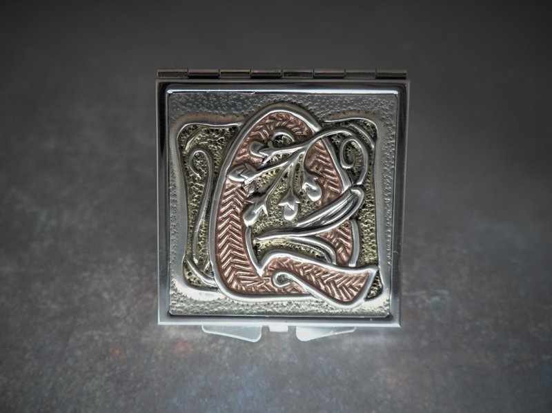 锡雕 个人专属字母  头文字Q随身镜  随时整理仪容的好帮 - 名片夹/名片盒 - 其他材质 银色