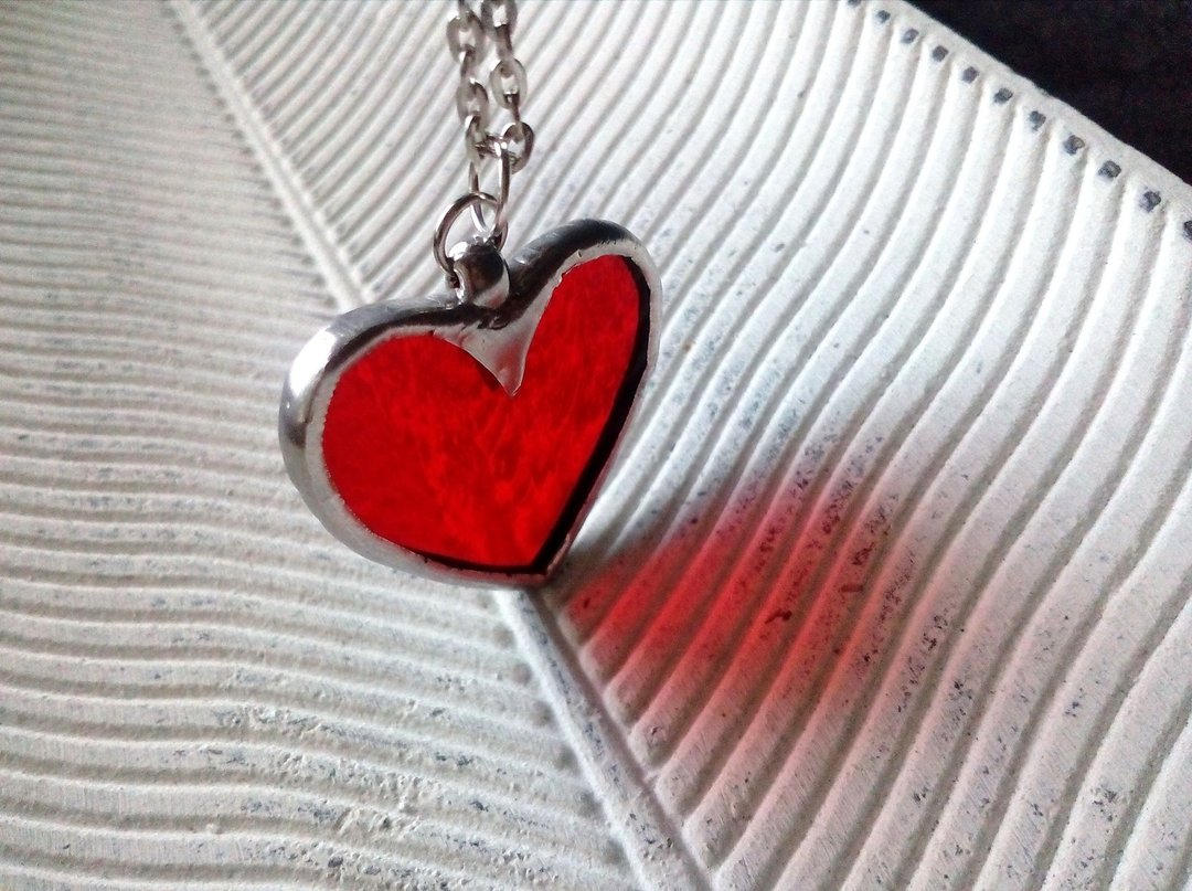 Red HEART glass necklace. st Valentine scarlet heartnecklace. kawaii pendant - 项链 - 玻璃 红色