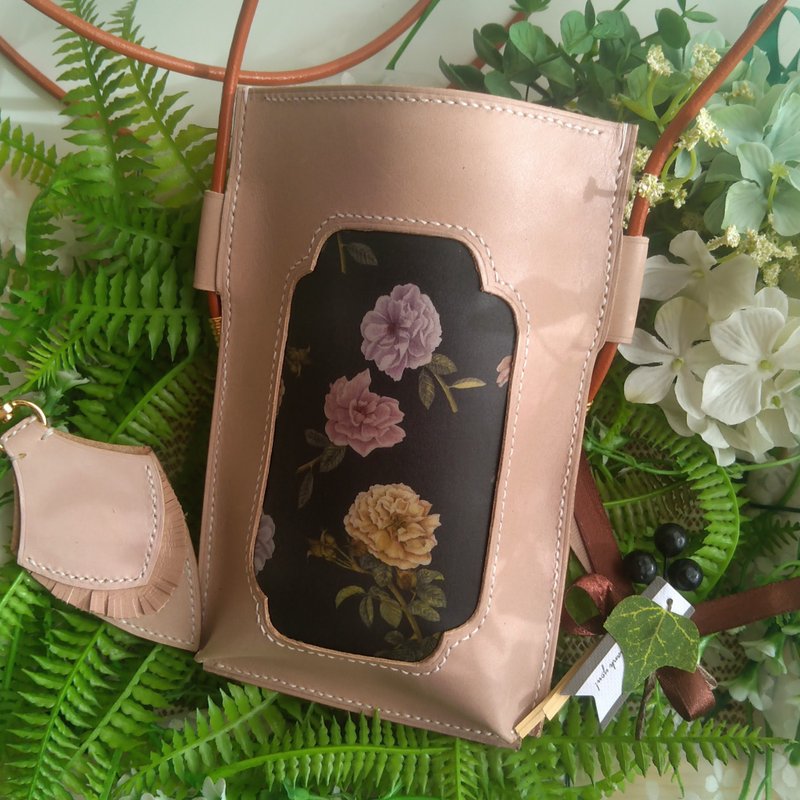 福袋　本革スマホポーチとキーホルダーのセット　ベージュ　黒グラウンド花柄　日本デザイナー限定　初売り送料無料キャンペーン - 其他 - 真皮 卡其色
