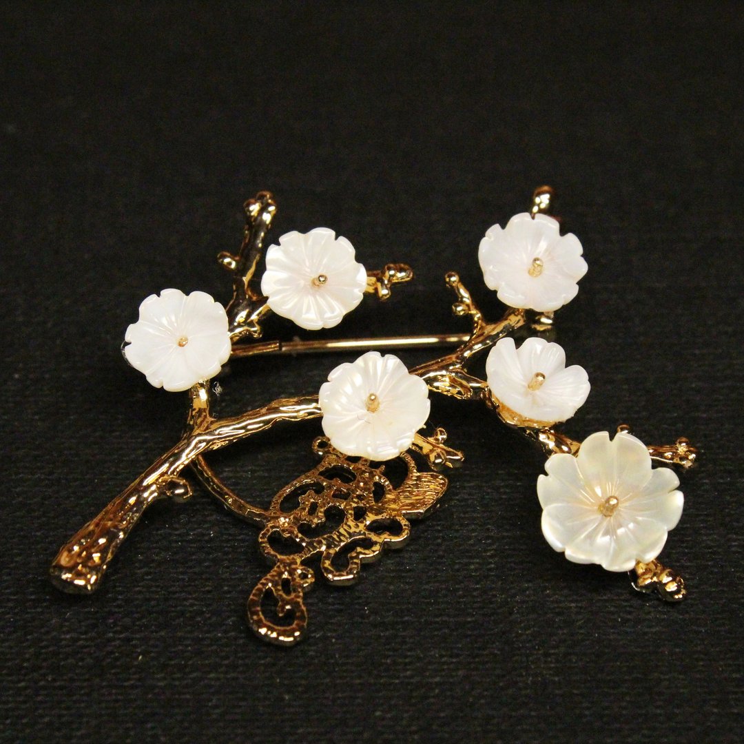 梅花三弄系列胸针之珠母贝花蜡梅　中国古风饰品　手工饰品 - 胸针 - 纸 金色