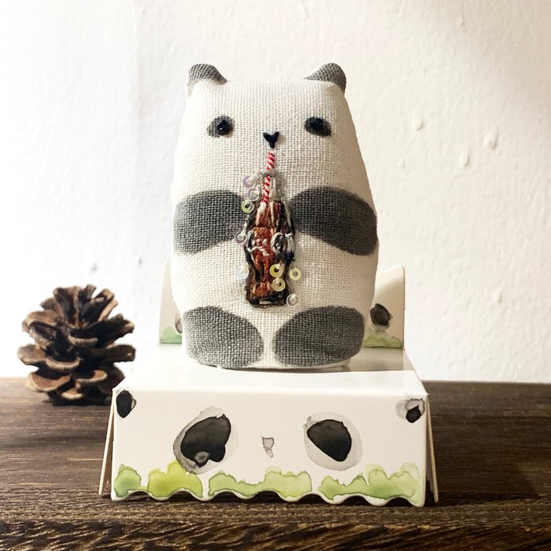 拥抱喜爱的-刺绣小动物: 抱着可乐的熊猫 foodie Panda - 玩偶/公仔 - 棉．麻 白色