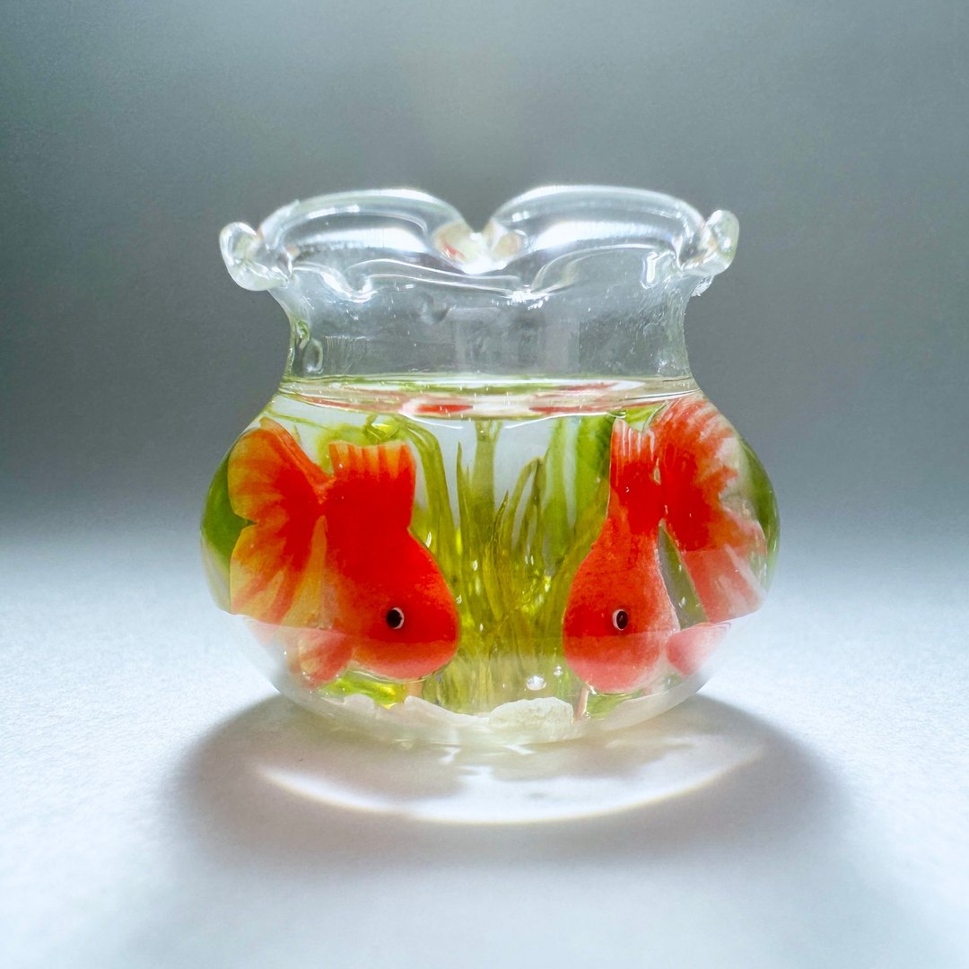 金鱼在订制的玻璃鱼缸里游动 - 摆饰 - 树脂 