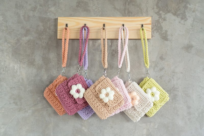 小巧的植物鞣革编织包，可收纳零散小物与卡片，并附有可拆卸手挂绳。 - 零钱包 - 其他材质 