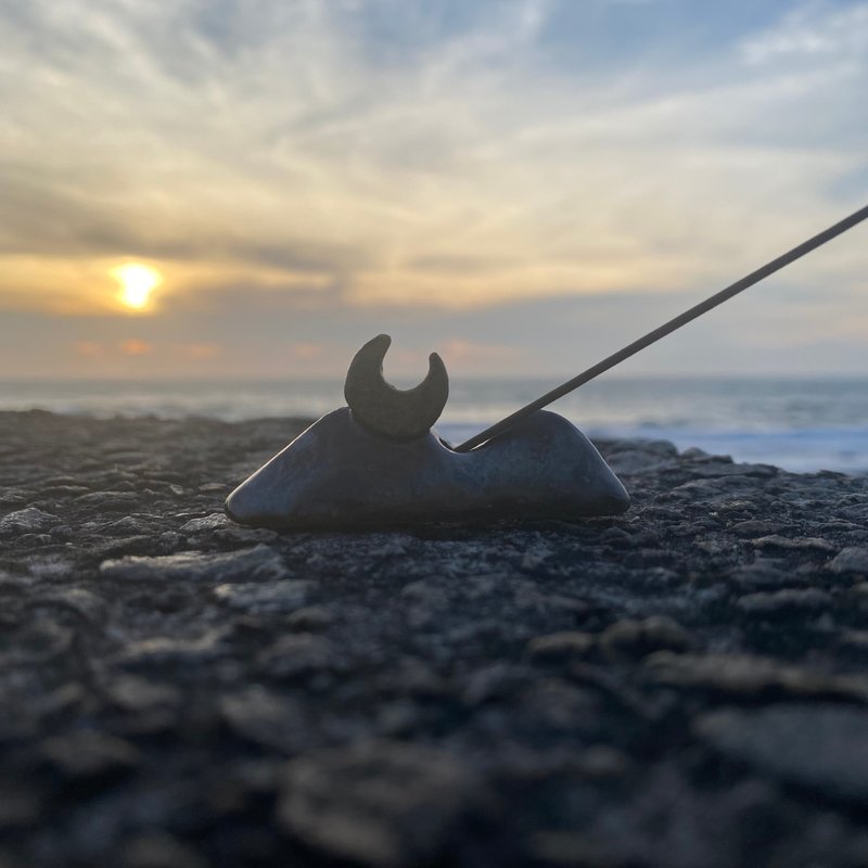 【タケ-TA KE Studio】山。线香座 - 香薰/精油/线香 - 陶 蓝色