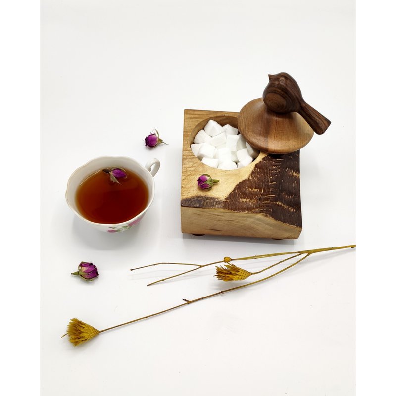 有雀的木碗。手工雕刻的雀。 - 碗 - 木头 