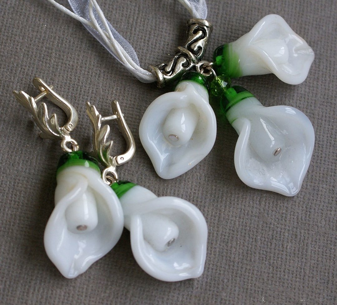 White lampwork floral pendant and earrings, white calla flower glass jewelry set - 其他 - 玻璃 白色