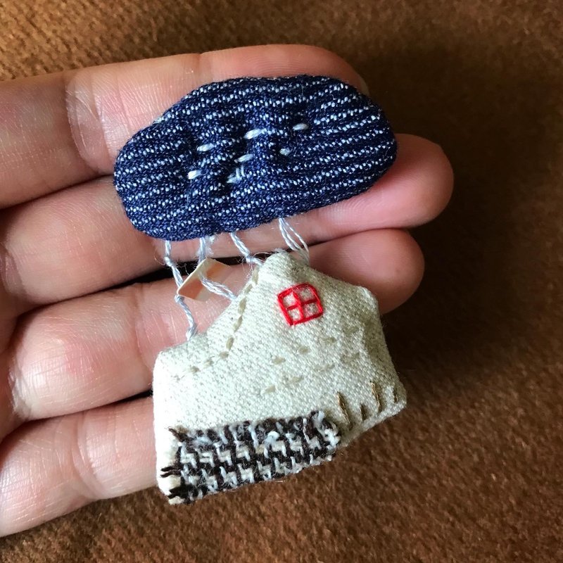 下雨天飘来的房子 - 徽章/别针 - 棉．麻 卡其色