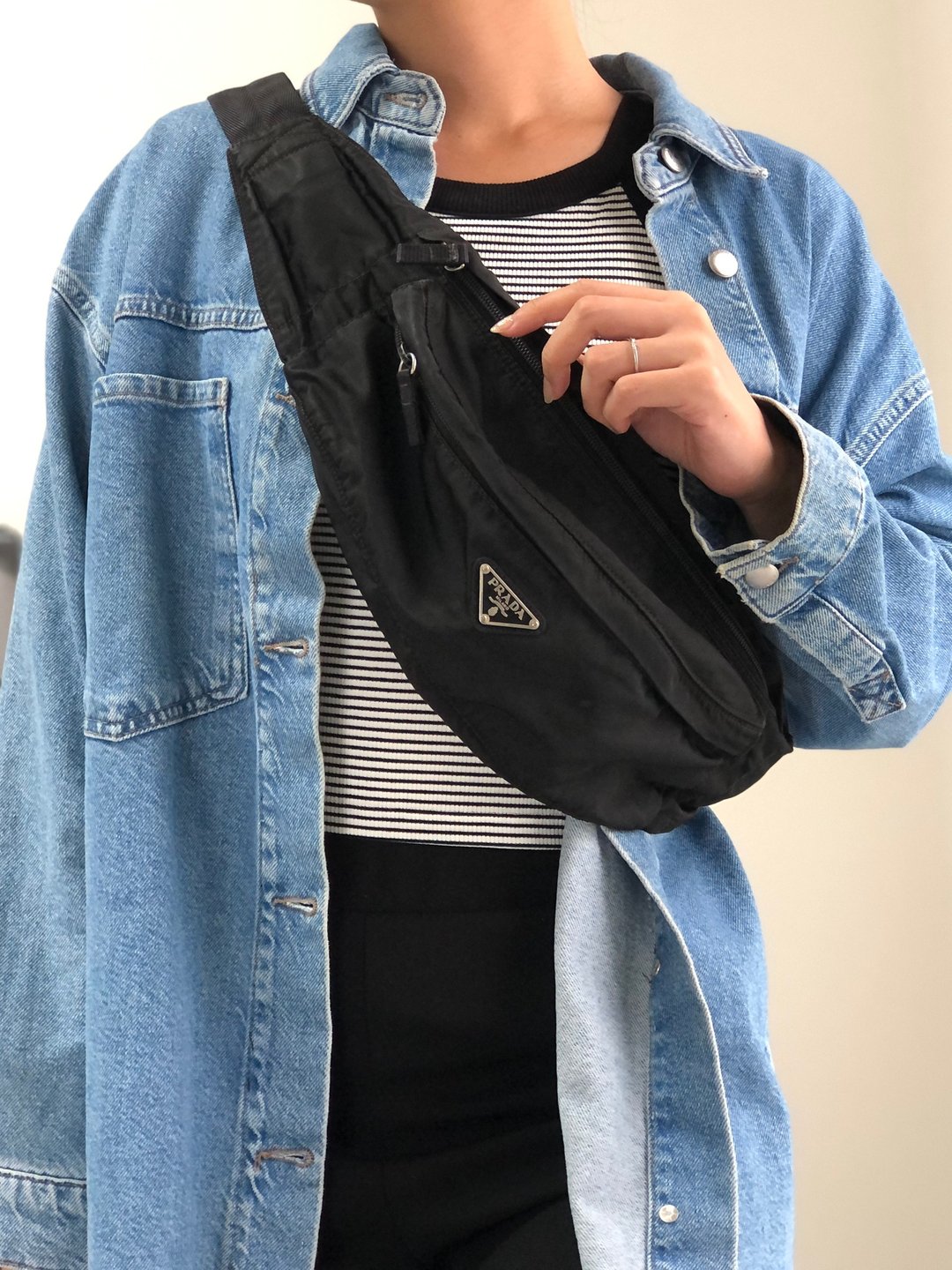 PRADA 普拉达 ∣ 黑色三角标志尼龙斜挎/胸包 ∣ Vintage 老款 - 侧背包/斜挎包 - 尼龙 黑色