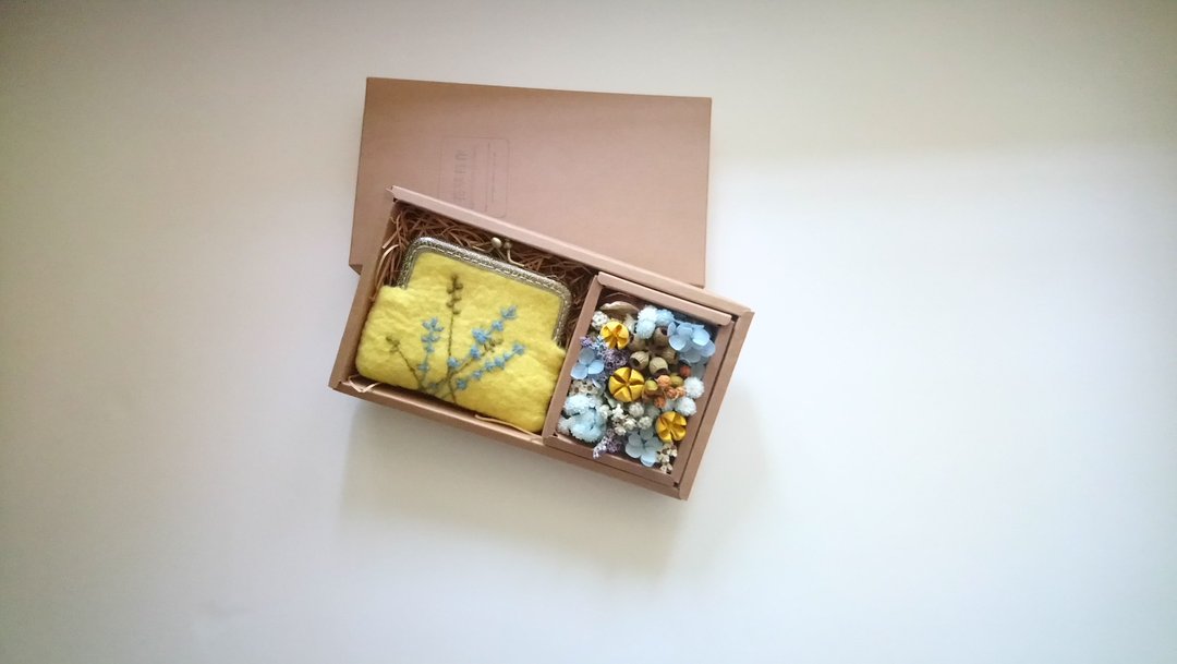 尤加利羊毛干燥花礼盒/黄蓝色系口金钱包+永生干燥花 【母亲节/生日礼物/情人礼物】 - 皮夹/钱包 - 羊毛 黄色