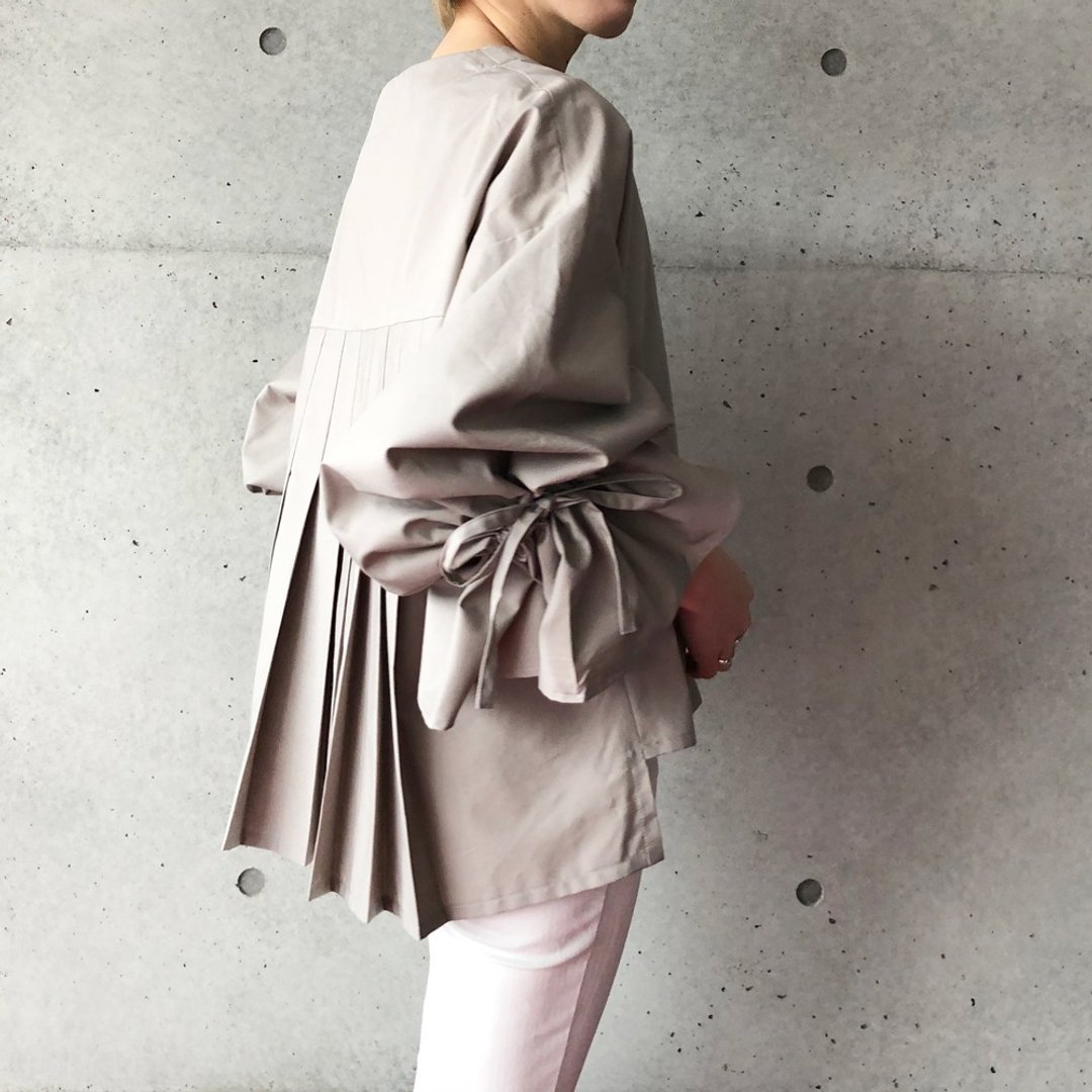 Greige back pleated balloon ribbon sleeve blouse - 女装衬衫 - 棉 灰色