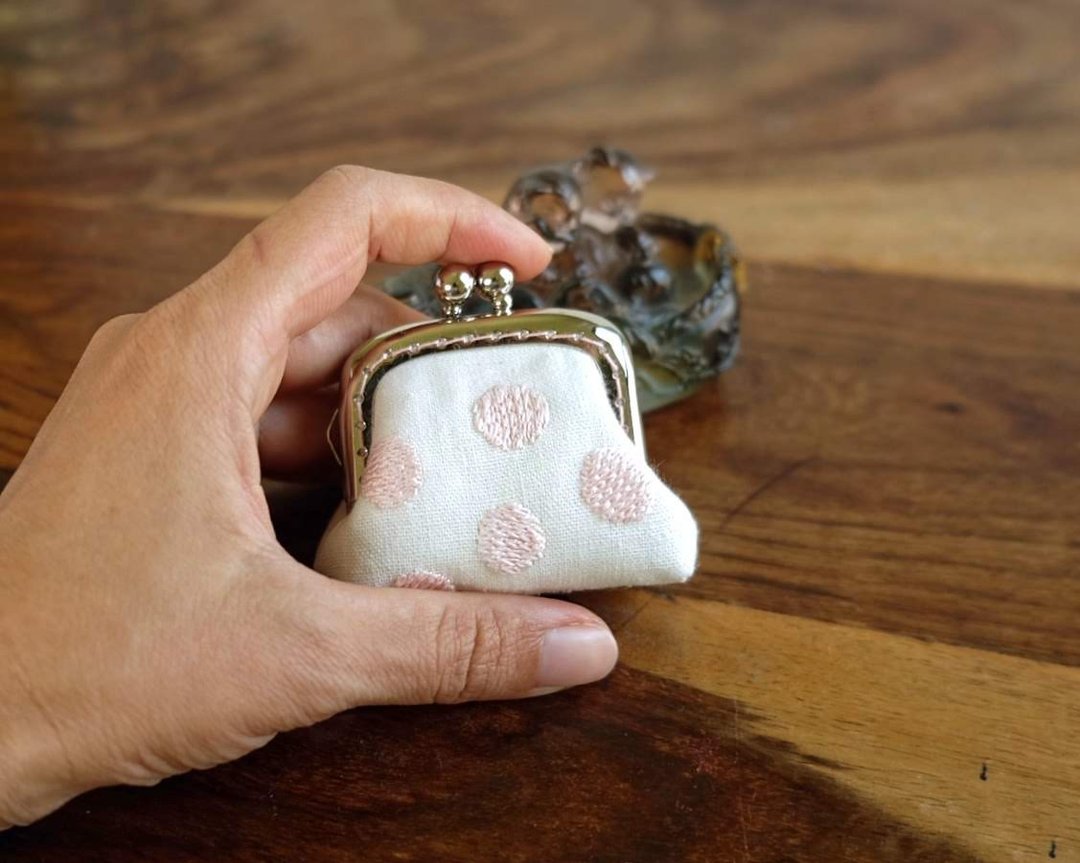 CaCa Crafts【春の初色】| 手工刺绣 超迷你口金包 - 零钱包 - 绣线 粉红色