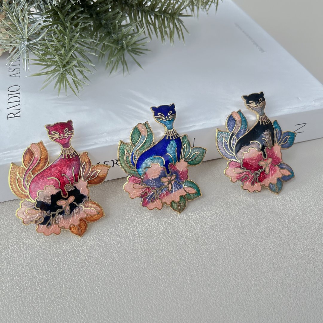景泰蓝猫咪胸针 / 老件 / JIEGEM 姊的珠宝 - 胸针 - 铜/黄铜 多色