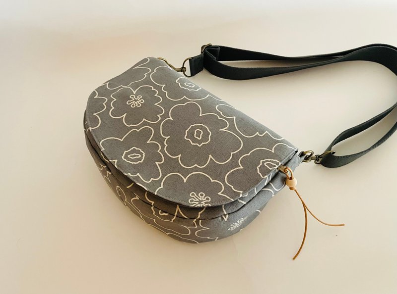 北欧大花 马鞍包。斜肩背包 。拉链袋 插袋。日本设计布 - 侧背包/斜挎包 - 棉．麻 银色