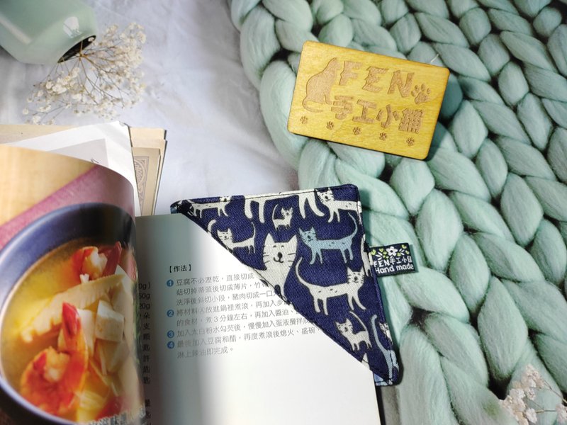 小物系列-薄款三角布书签-蓝色猫咪布书签-布制书签-手作布书签 - 书签 - 棉．麻 