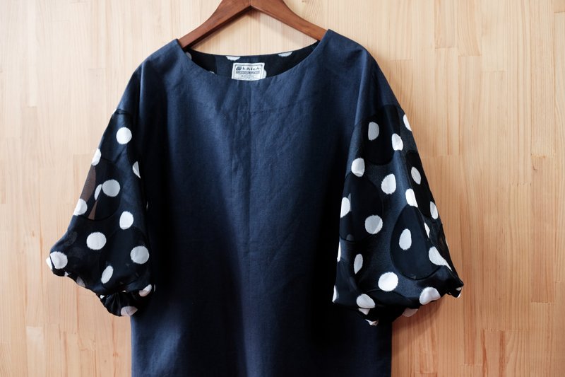 圆领泡泡袖上衣/ 深蓝圆点 - 女装上衣 - 棉．麻 蓝色