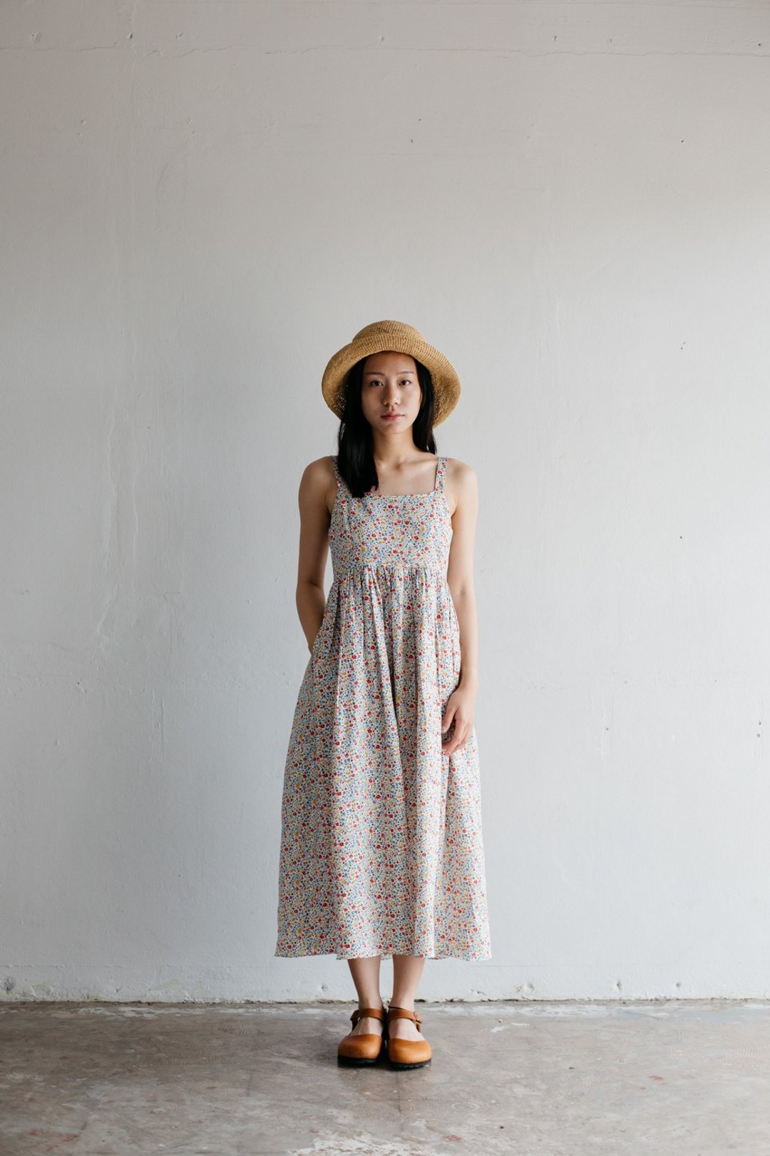 Camisole Linen Dress with Back Shell Button in White Blossoms - 洋装/连衣裙 - 棉 白色