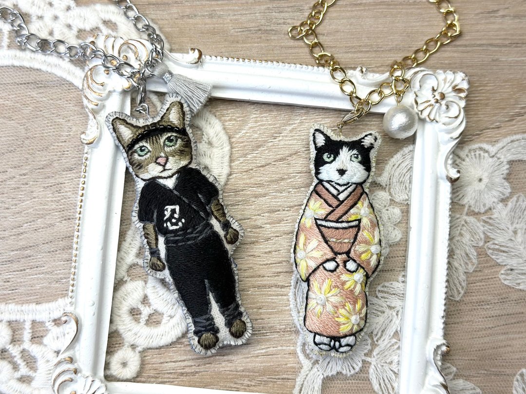 【和风猫咪】定制化猫咪刺绣 匙扣/ 包包挂饰 - 吊饰 - 绣线 多色