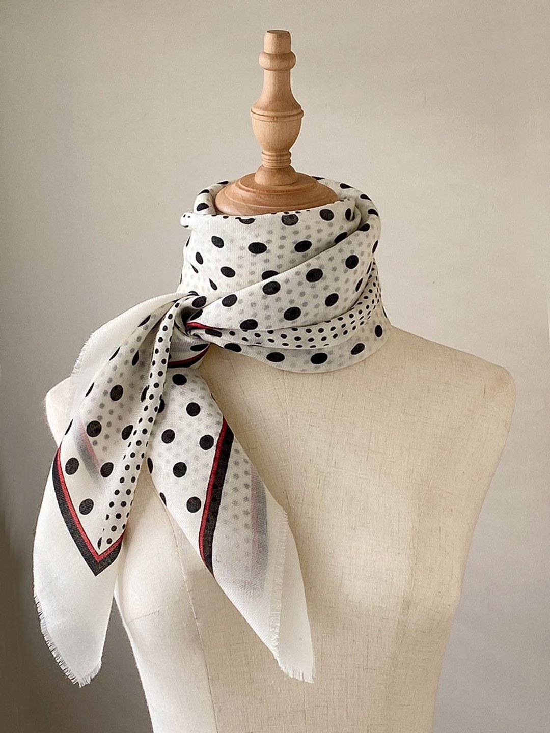 Polka Dot 点点Wool羊毛围巾丝巾_生日礼物灵感_风衣外套衬衫配件 - 围巾/披肩 - 羊毛 