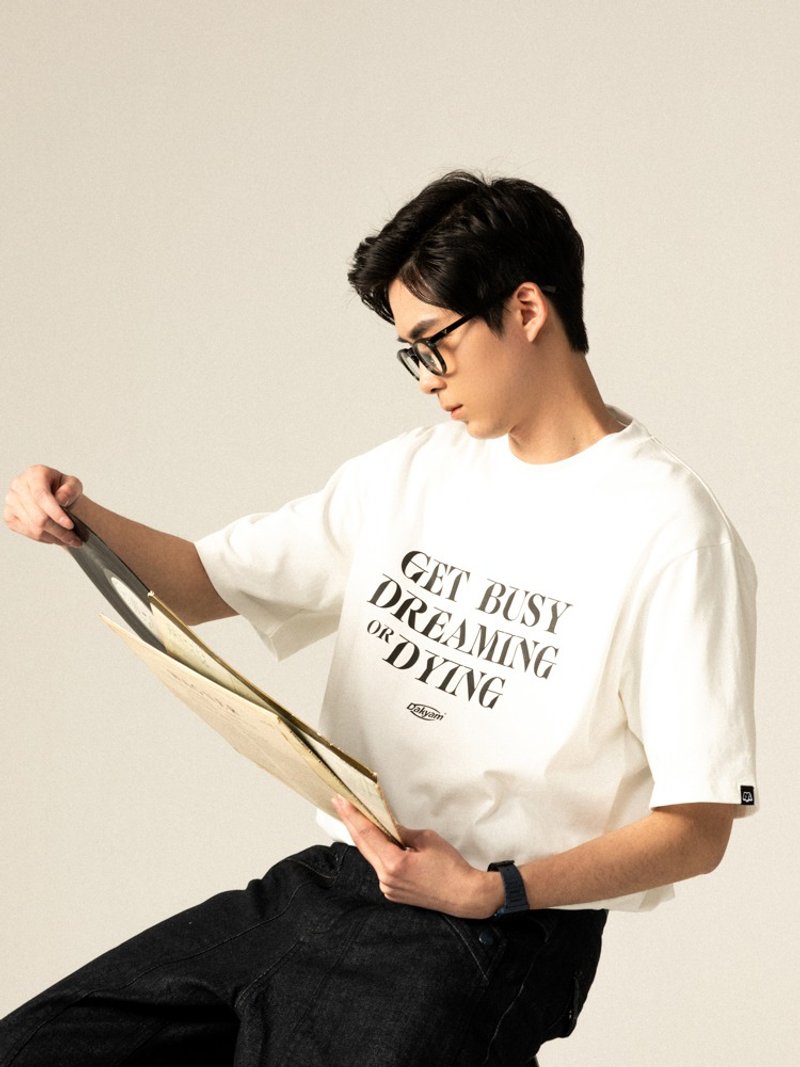 DAKYAM 2023  Get Busy Doing文字印花圆领短袖TEE恤 - 男装上衣/T 恤 - 棉．麻 