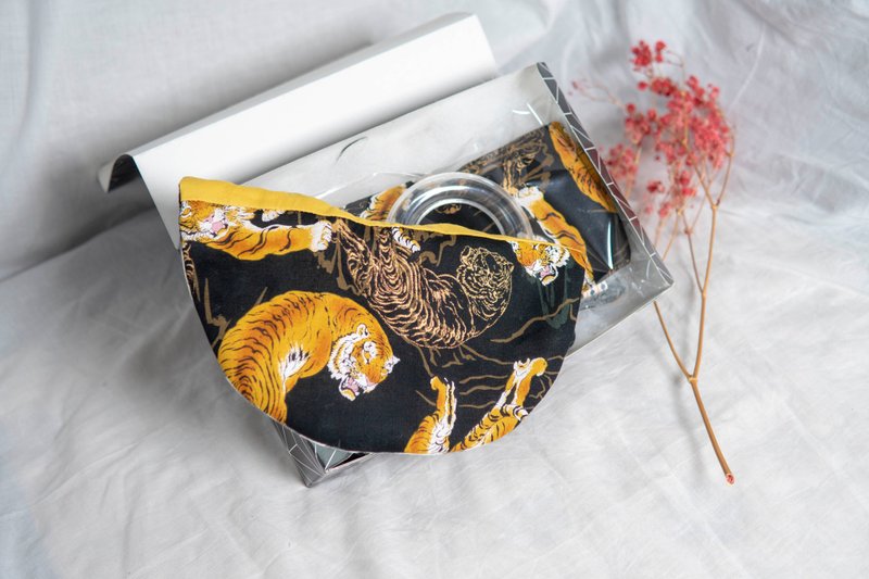 弥月礼盒 | 六重纱口水巾、安抚巾、奶嘴夹 | 暗夜老虎 - 满月礼盒 - 棉．麻 